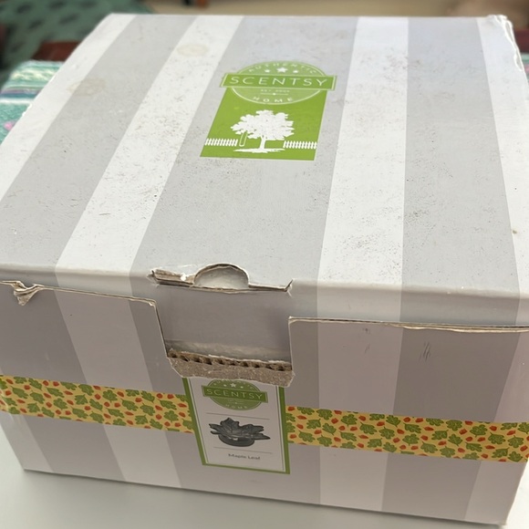 🔥 Scentsy’s Maple Leaf Warmer - Picture 4 of 6